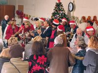 March&eacute; de Noel La Londe zeigt Streetband beim Musizieren im Saal