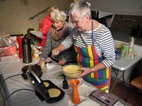 am Stand werden Waffeln gebacken